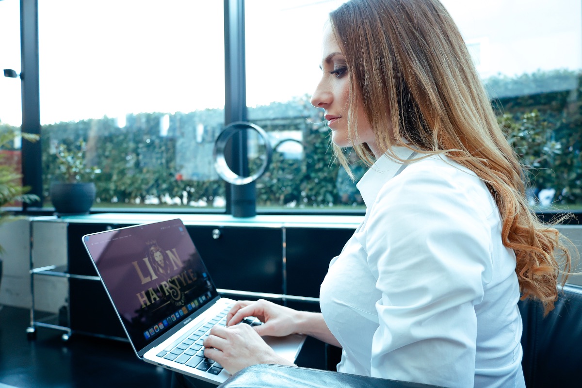 Frau mit gestyltem Haar am Laptop